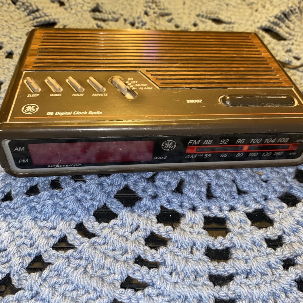 General Electric Vintage Alarm Click Digital Wood Tone Radio 1980 Fm/am Works